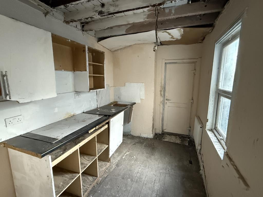 Lot: 4 - HOUSE FOR REFURBISHMENT - Kitchen in House in Need of Refurbishment